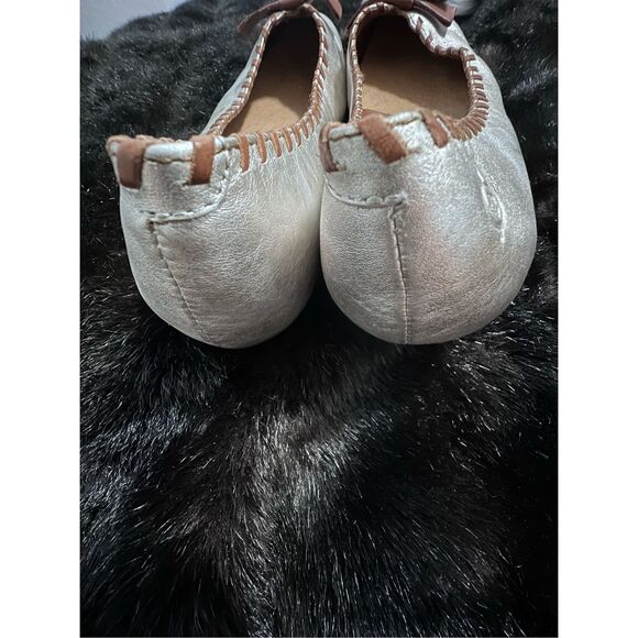 WOMEN'S BORN LEATHER FLATS SLIP ONS ~ 9.5 silver shoes - Picture 4 of 5